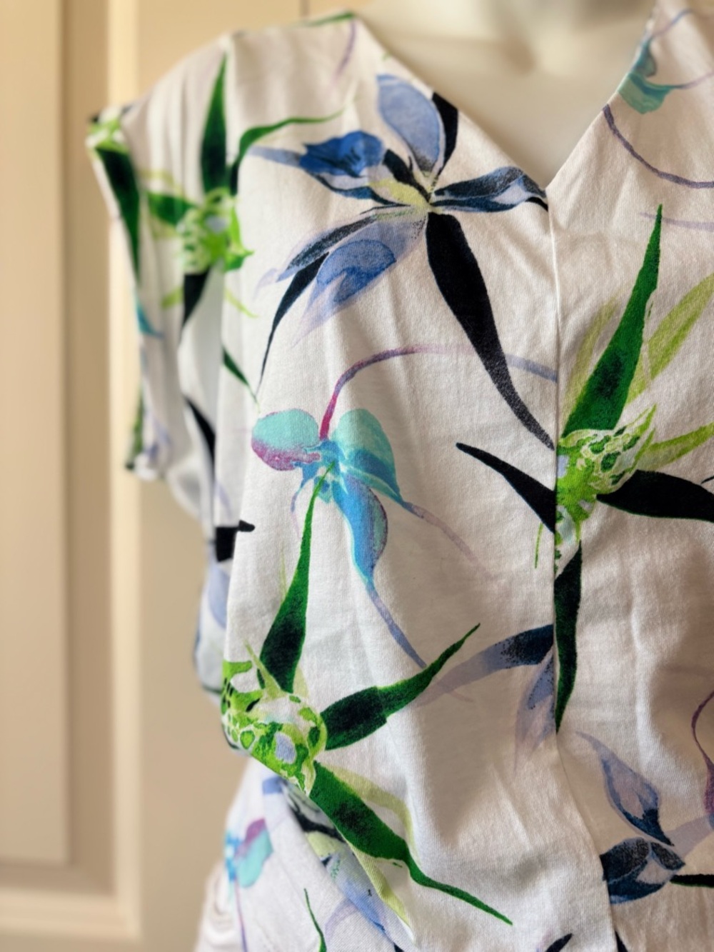 NWT,  Floral V-Neck Top in White and Green, size PXL - Picture 3 of 7